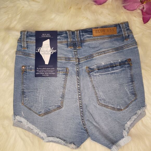 Distressed Light Wash Frayed Hem Denim Shorts - Picture 4 of 9
